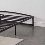 Cadre de lit bas – Plateforme métallique Queen Size, lattes en acier de 15 cm, silencieux, montage facile, mobilier de chambre moderne, pas besoin de sommier tapissier